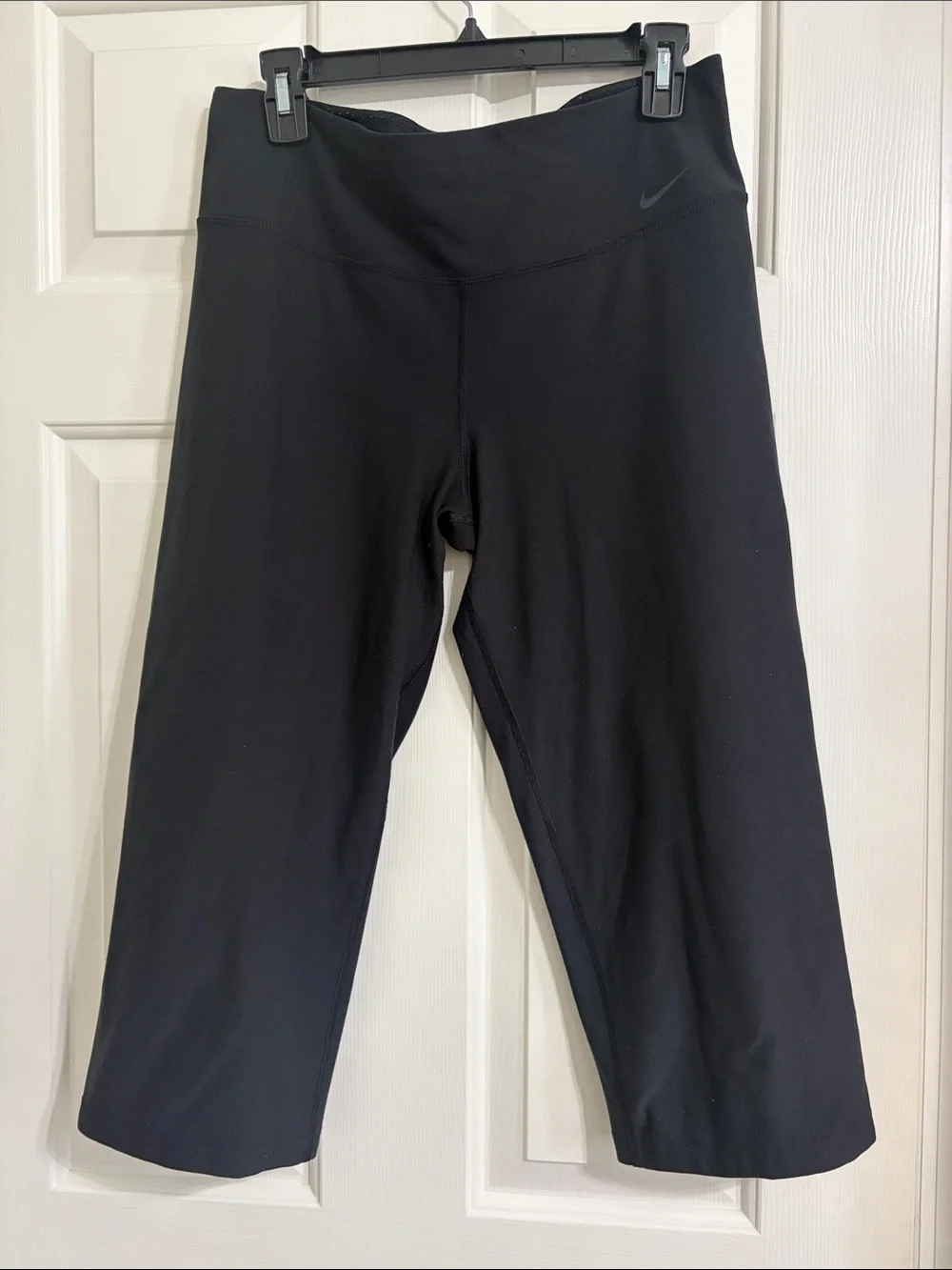 Nike Black Cropped Capri Athletic Leggings